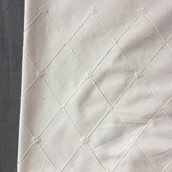 Full Size Cream bedskirt w/ embroidered pattern - Picture 2 of 16